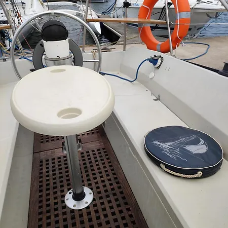 Hotel en barco Sy Ney Mangalia