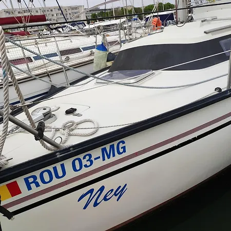 Sy Ney Hotel en barco *